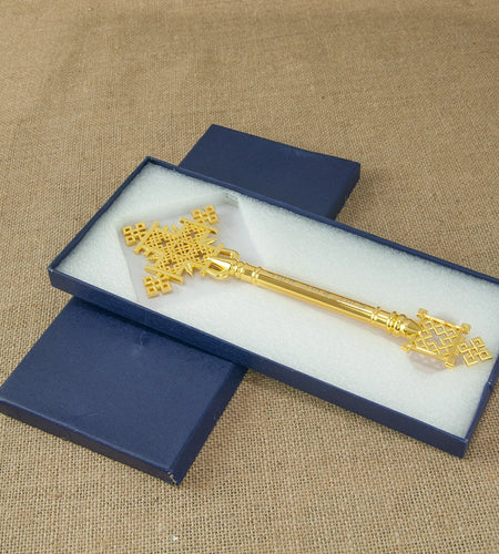 Religious Orthodox Ritual Father Pastor Hand Holding Cross Jerusalem Cross Gold Religious Gift Zinc Alloy Gold Plated Cross