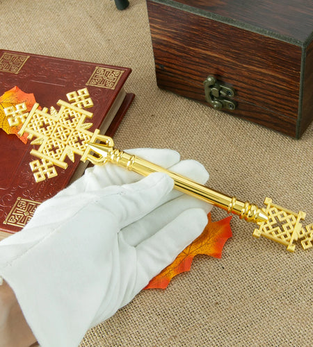 Religious Orthodox Ritual Father Pastor Hand Holding Cross Jerusalem Cross Gold Religious Gift Zinc Alloy Gold Plated Cross