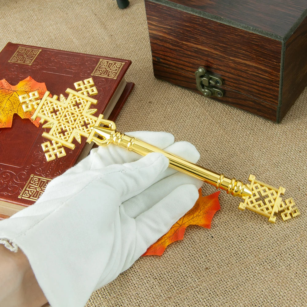 Religious Orthodox Ritual Father Pastor Hand Holding Cross Jerusalem Cross Gold Religious Gift Zinc Alloy Gold Plated Cross
